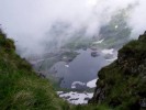 Pod námi na jedné straně chata a jezero Balea Lac ... - 