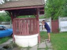 Studna moudrosti na nádraží v Ucee. - 