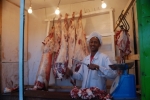 veselý řezník v Addis prodává kozly hned na ulici. - 