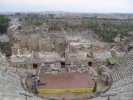 SIDE-amfiteátr, agora, v pozadí zbytky byzantské baziliky - 